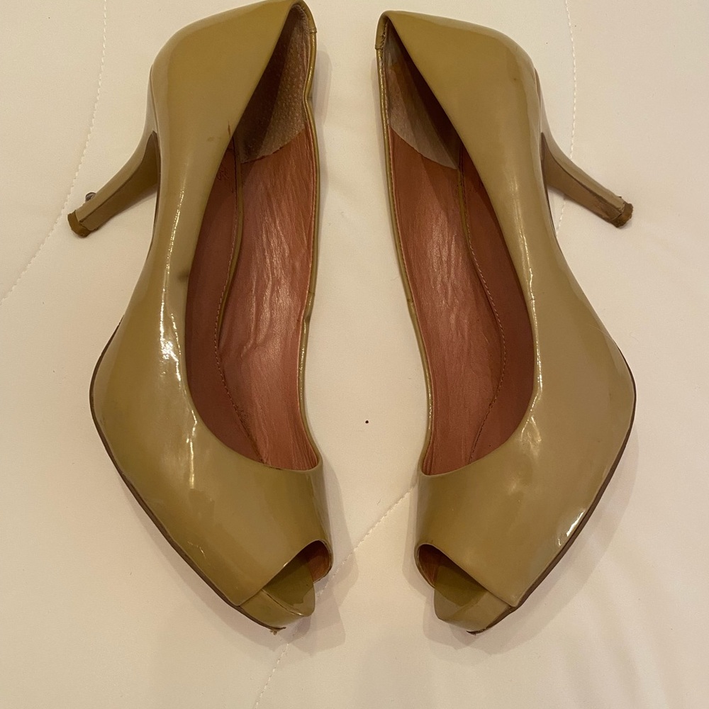 Vince Camuto Size 8 tan heels